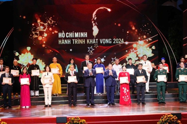 Tổng Bí thư Tô Lâm và Trưởng Ban Tuyên giáo Trung ương Nguyễn Trọng Nghĩa trao biểu trưng cho các điển hình tiên tiến.