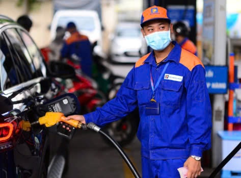 Giá xăng RON 95 tăng lần 2 liên tiếp, tiến sát mốc 20.500 đồng/lít
